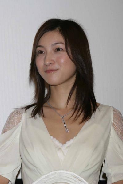 篠原涼子 おっぱい画像 Eカップ巨乳を強調した下着画像がエロすぎる