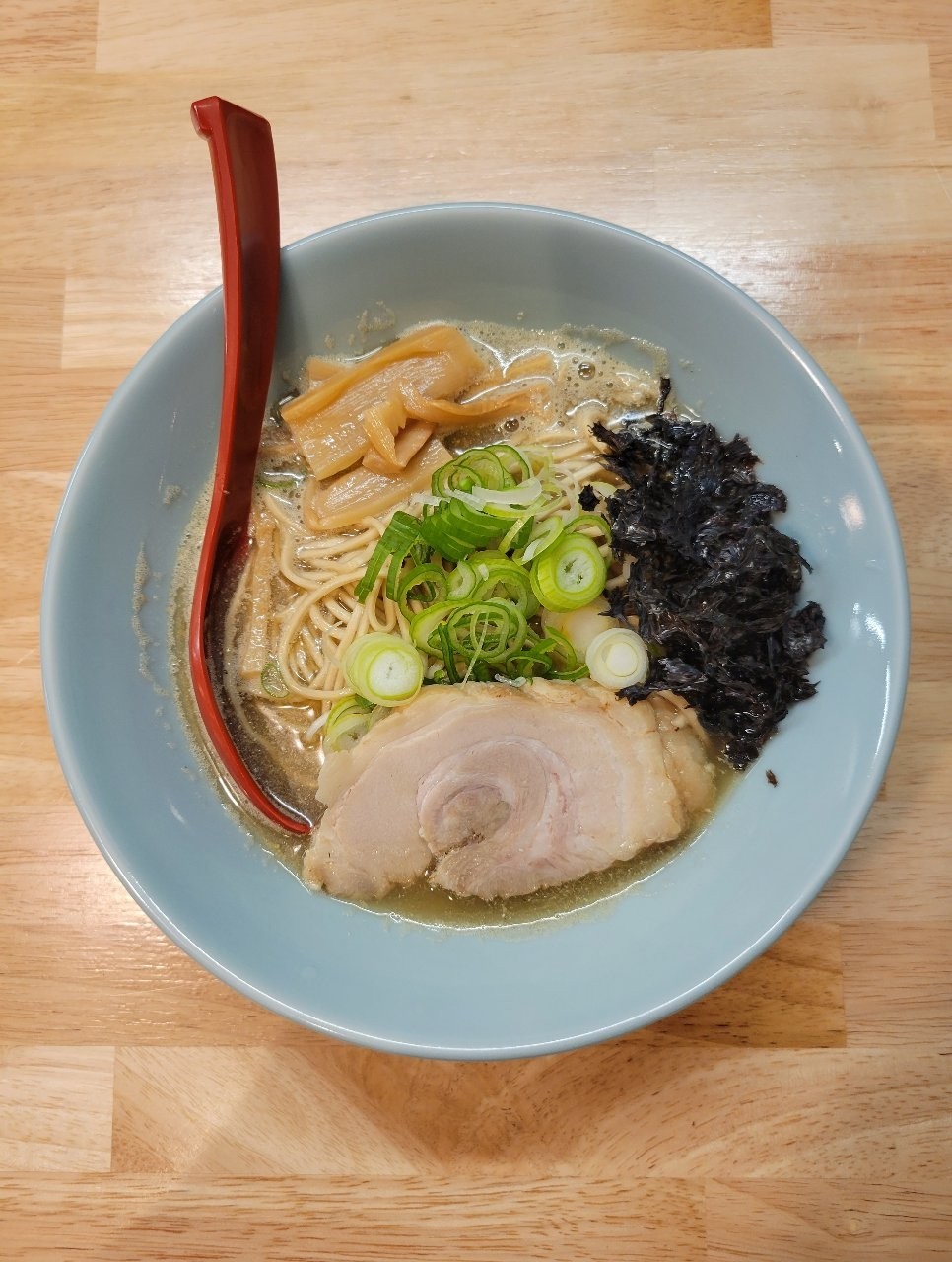 久しぶりの紬さん めっちゃ暑いので冷やしも魅力的でしたが 塩わんたん麺が食べたい😋欲求に勝てず 暑いのに熱いラーメン😆