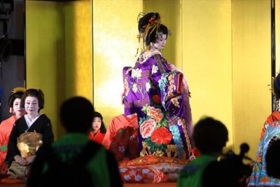 花魁道中華麗に すすきの祭り開幕（動画）：北海道新聞デジタル