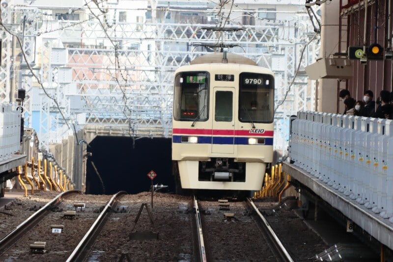 東京23区内の京王線に「単線区間」が？ 街の谷間に残る「半分だけの廃線跡」 |