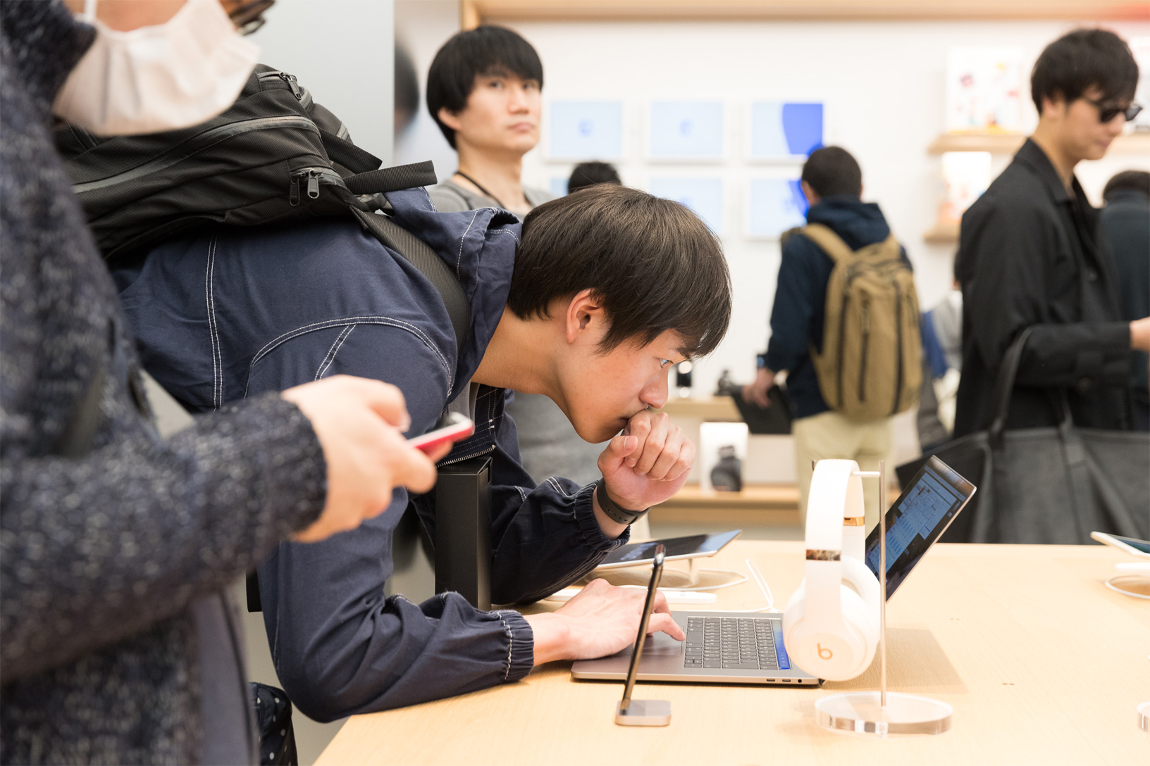 Apple新宿」、特徴は“フォーラム”と“アベニュー” - ケータイ Watch