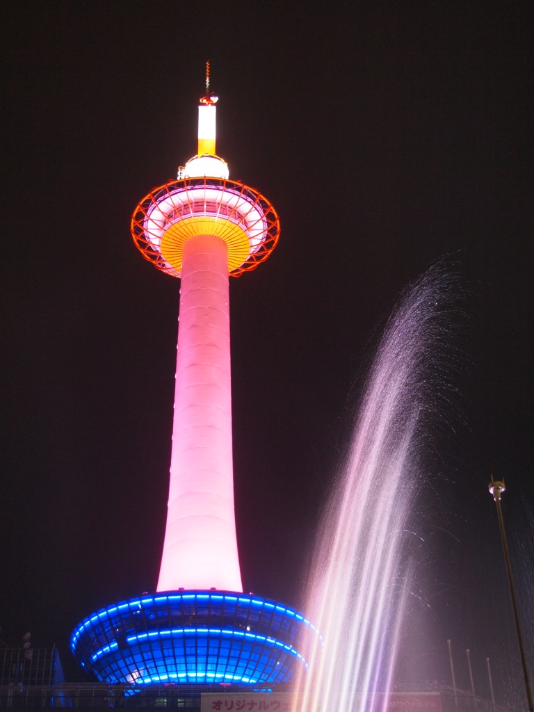 ピンクの京都タワー 綺麗な夜景とピンクリボンライトアップ |