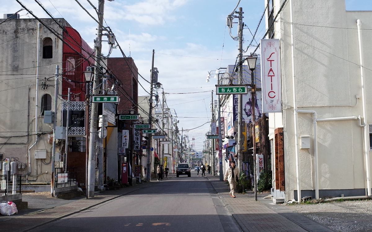 雑居ビルに家出少女７人、路上売春させられる…２９歳の男を管理売春で起訴 : 読売新聞