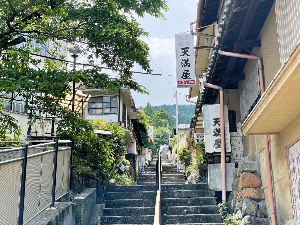 穴場スポット】生駒新地 宝山寺と石切神社巡る1日モデルコース ：生駒新地の歴史も解説