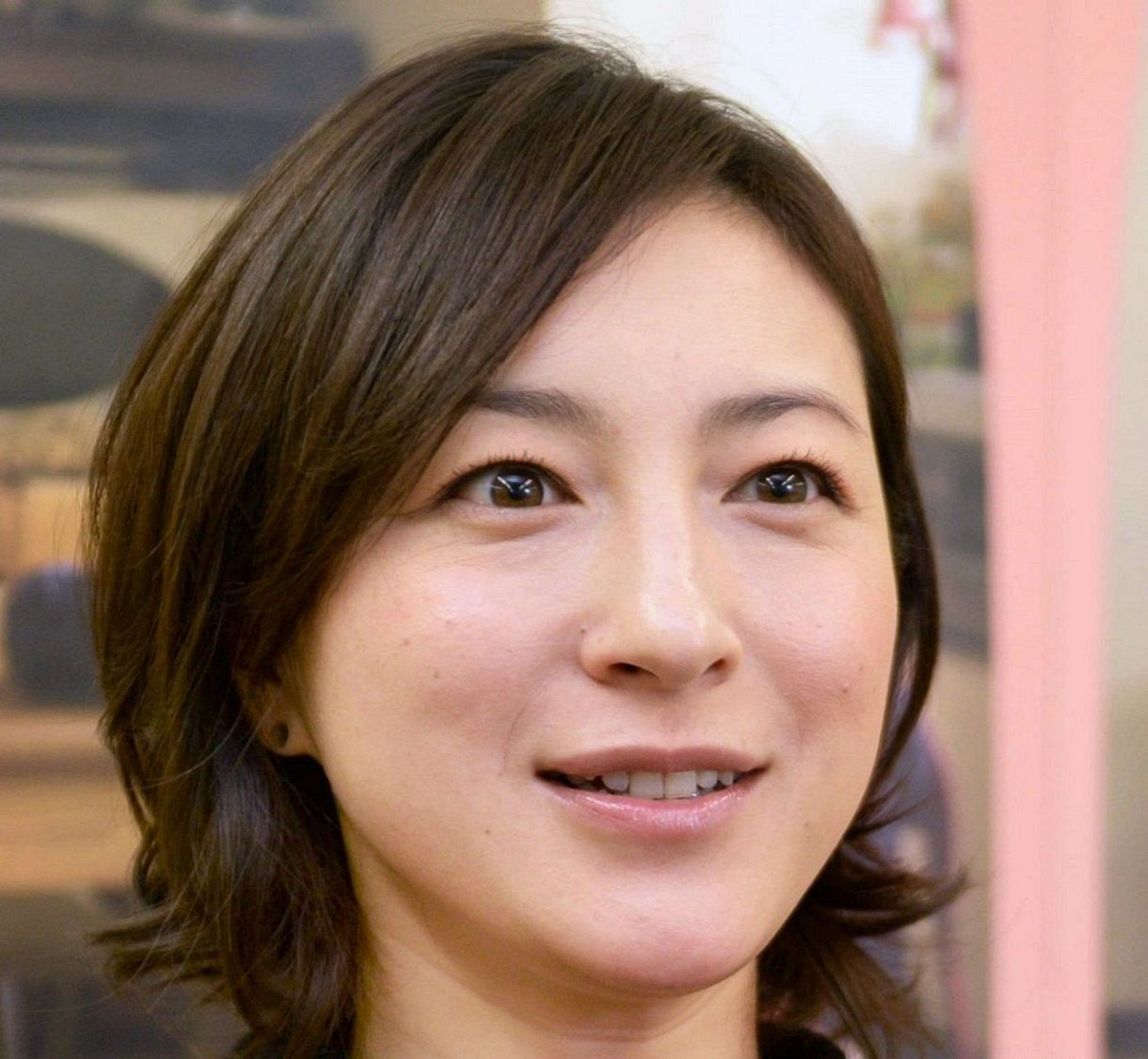 広末涼子さんインタビュー「同世代の女性に❝こんな年の重ね方もいいな❞と思ってもらえるようなポジティブなメッセージを届けたい」写真集・エッセイ発売！ |  【公式】GLOW