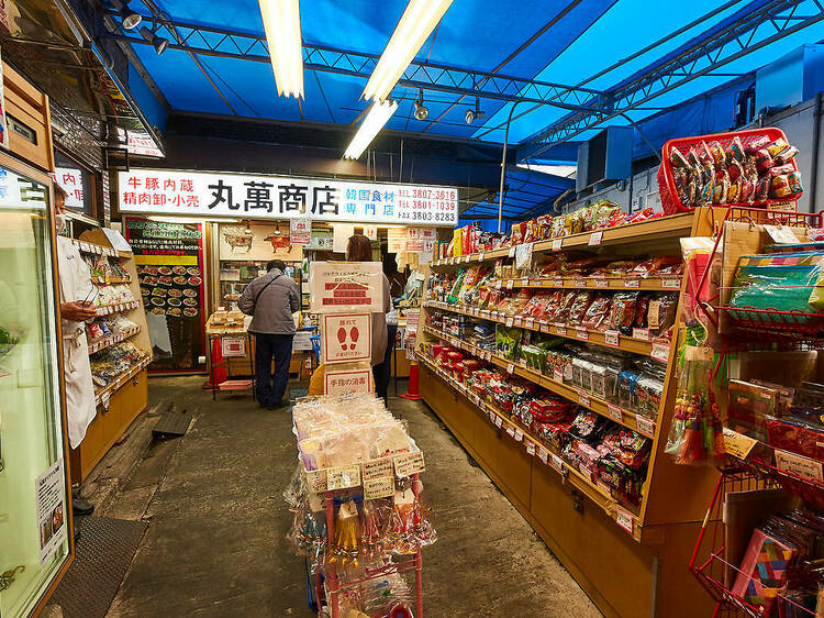 btm🇰🇷ソウル専門 | 三河島の赤い食べ物達🇰🇷 サキイカ（左下）だけ有名な丸萬商品で