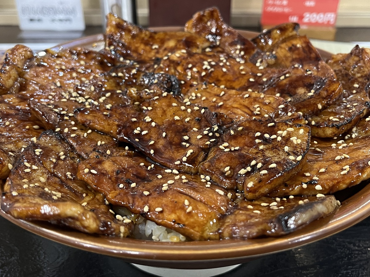 二郎ラーメンではなく野郎ラーメンを食す男。「メガ豚野郎」