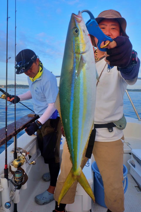 西伊豆沖・ルアー釣り シイラ、ド派手な食い付き 潮目を攻め「みんなで釣る」【魚影を追って】｜静岡新聞DIGITAL