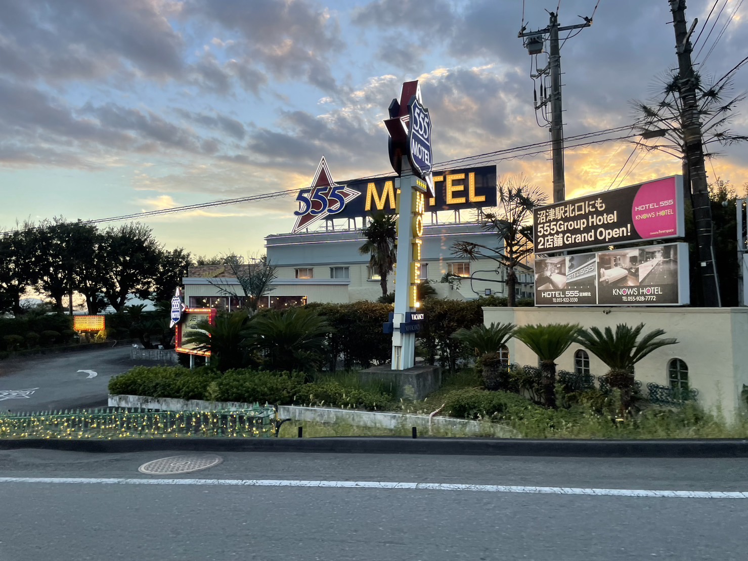 555MAN参上！大型テレビが2台もあるのか！最近流行りの「推し会」とやらにもってこいの部屋だな！！それではッ！#HOTEL555 #ラブホ #ホテル 