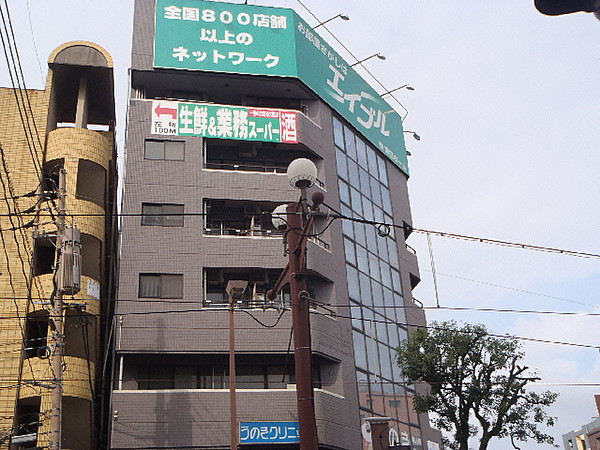 摩天楼の屋根でシネマを