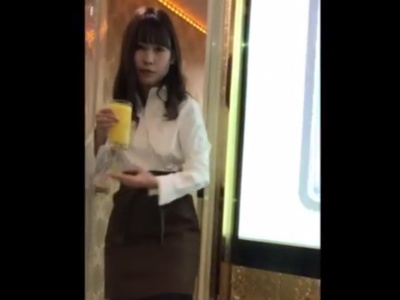 カラオケボックス女性店員のパンチラを逆さ撮り盗撮する変態客 - Nozokix