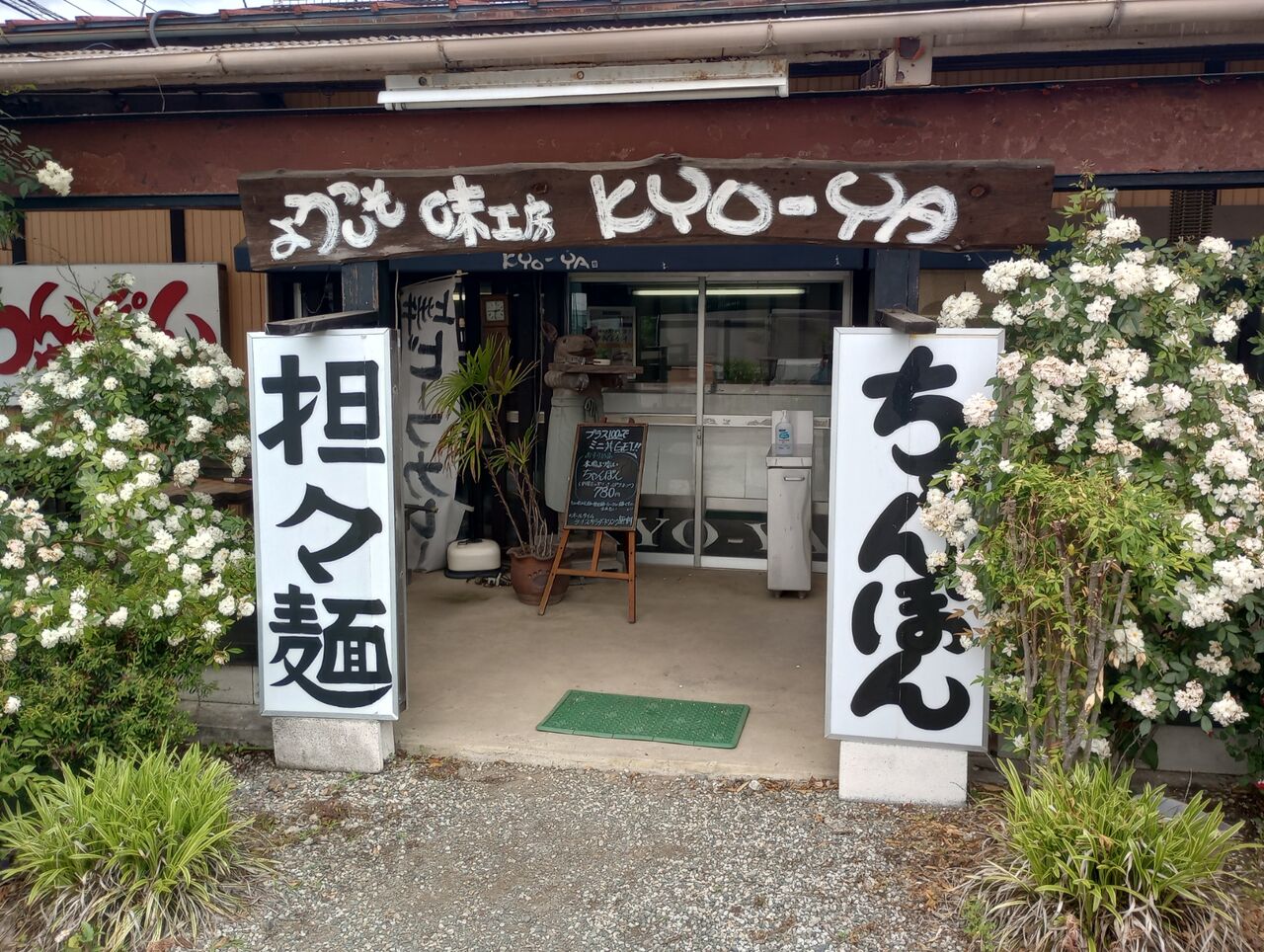 お手入れを気にせずに一年中緑を楽しめる人工芝の敷設工事 (No.19926) /