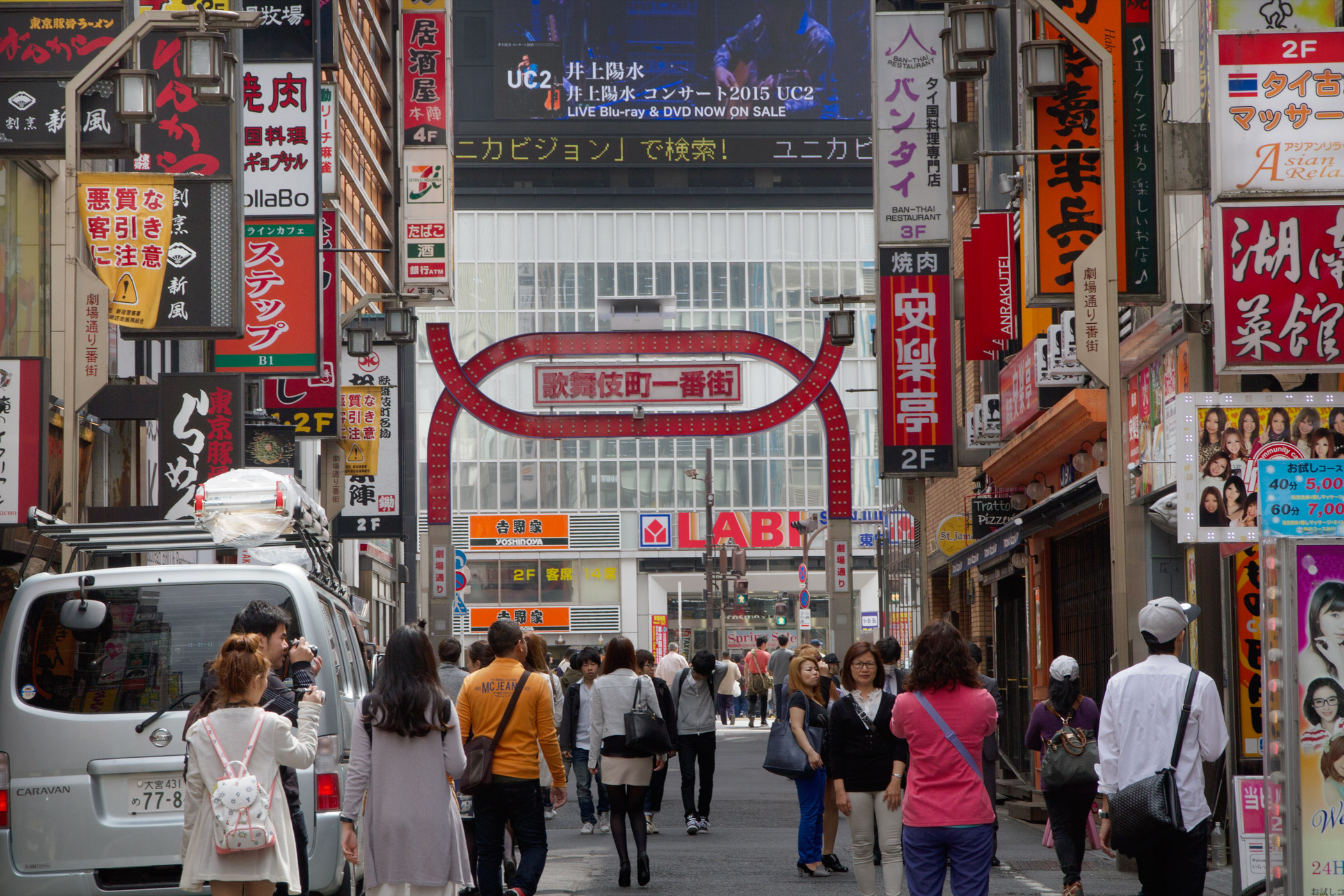 歌舞伎町のラブホ街にホストが開業、「愛」をテーマにした書店 | from