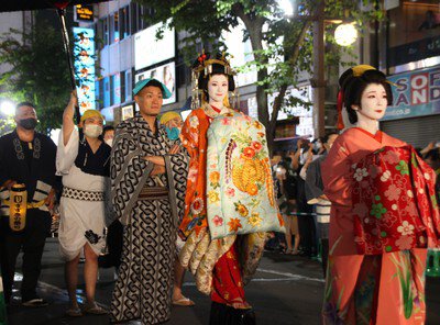 2024年最新】華麗な花魁道中やステージも！夏の風物詩「すすきの祭り」の