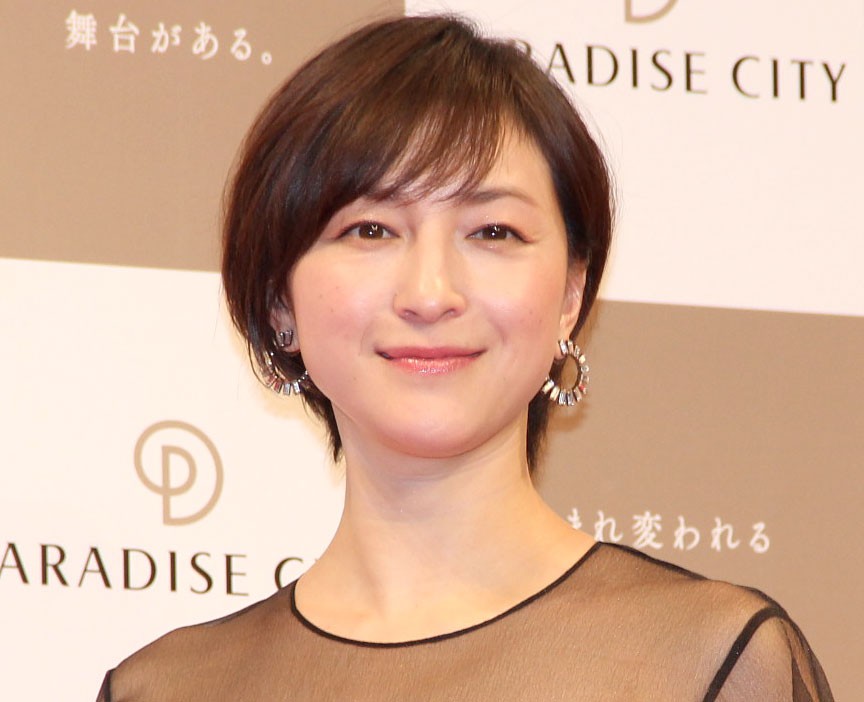 広末涼子さん、40代にして改めてオシャレな「パールアクセ」デビュー！ – STORY