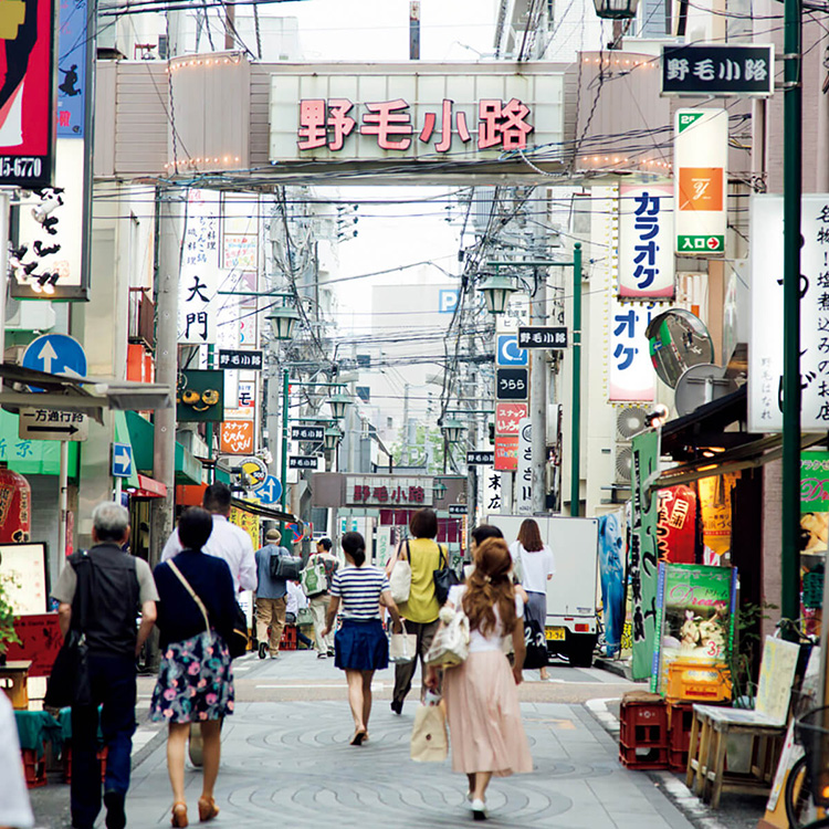 売春と麻薬の街だった横浜・黄金町、「浄化」に立ち上がった地元の覚悟…小さなアトリエが映す未来 : 読売新聞