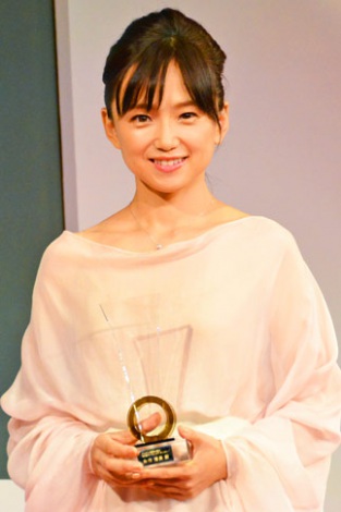 奇跡の45歳”永作博美にCM共演の22歳・新木優子よりも「かわいい」の声 – アサジョ