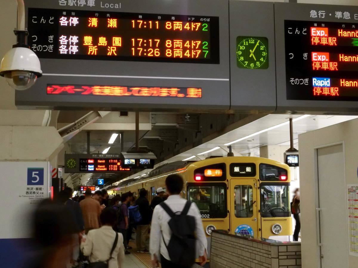 東京：ヒマワリ色にラッピング 西武池袋線 清瀬駅開業１００周年 ：地域ニュース