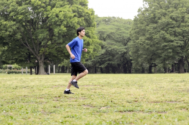 ランニングやマラソンの時に乳首が擦れて痛い！対策と予防法 | RabbitFoot（ラビットフット）