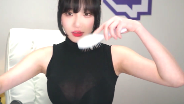 Hカップ爆乳でブラジャーを紹介する美人YouTubeがエロい : 画像ナビ!